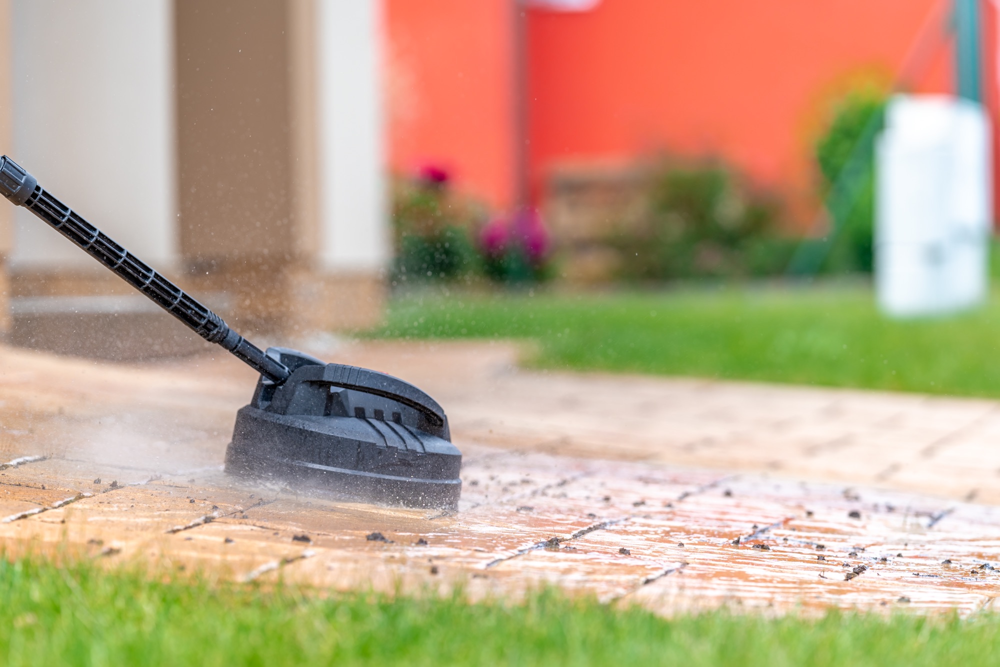 Dampfreiniger im Einsatz auf einer Pflasterfläche zur Unkrautbekämpfung