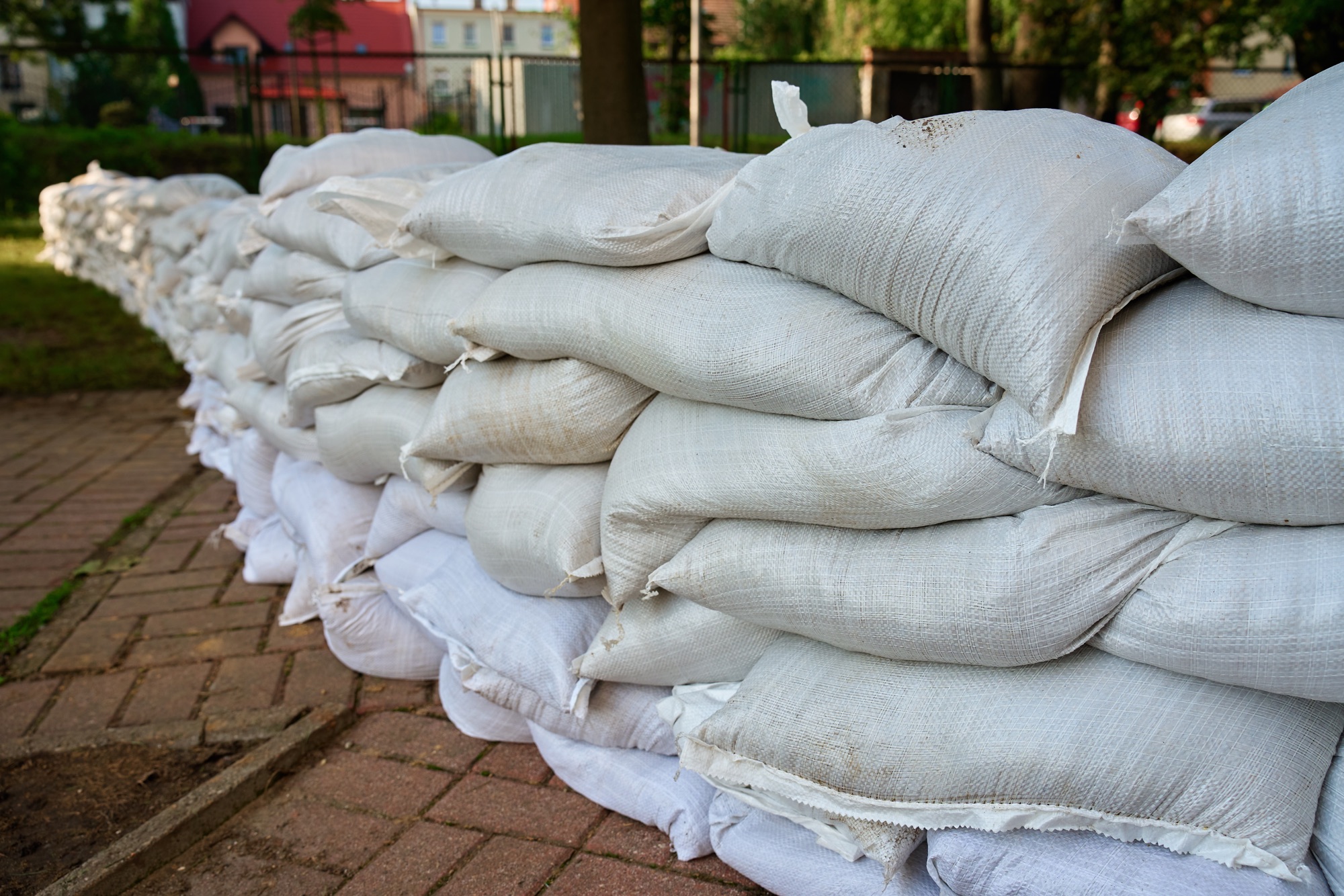 Verschiedene Fugensand-Sorten nebeneinander für Pflastersteine