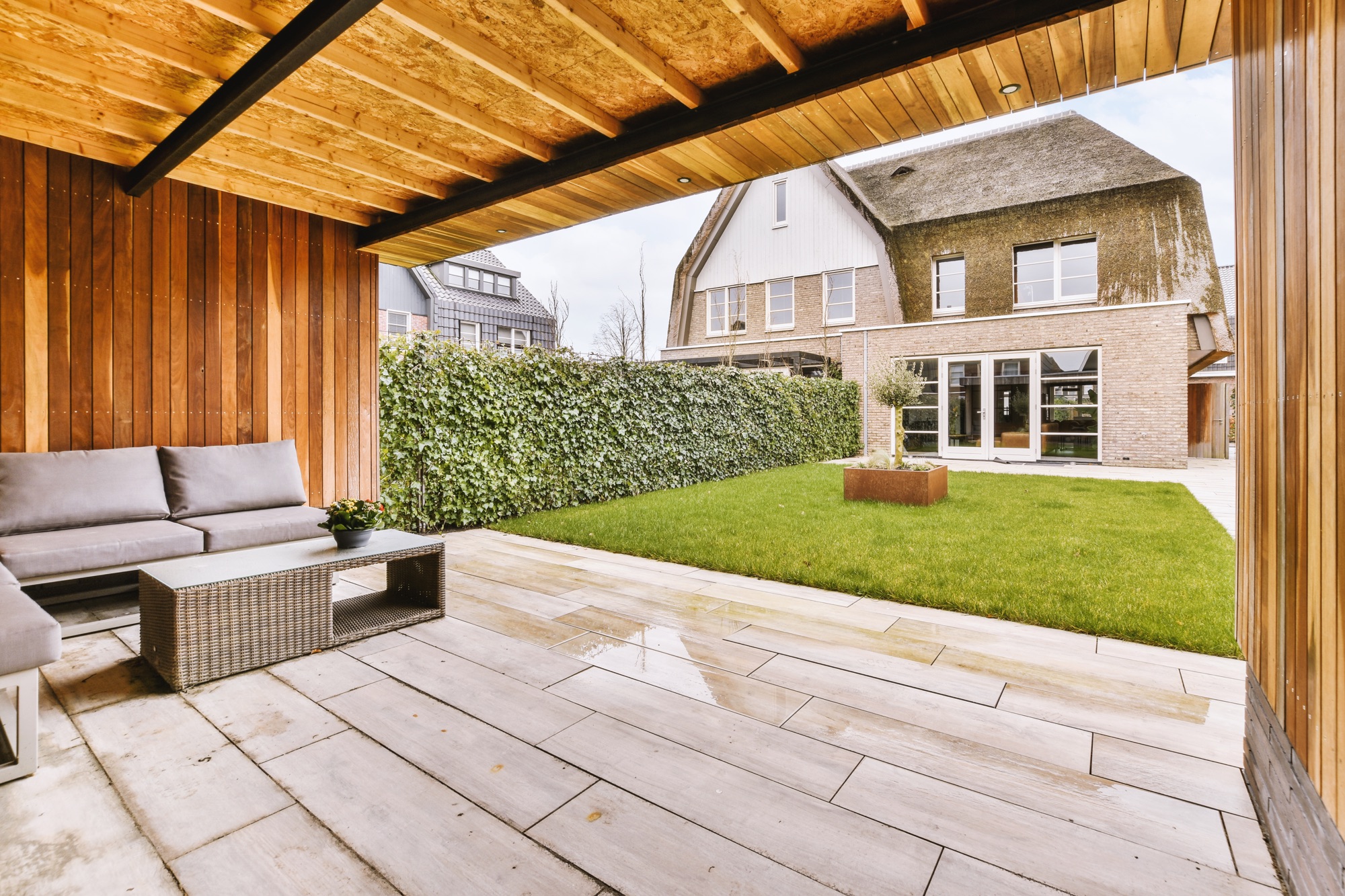 Gepflasterte Terrasse mit Unkraut in den Fugen